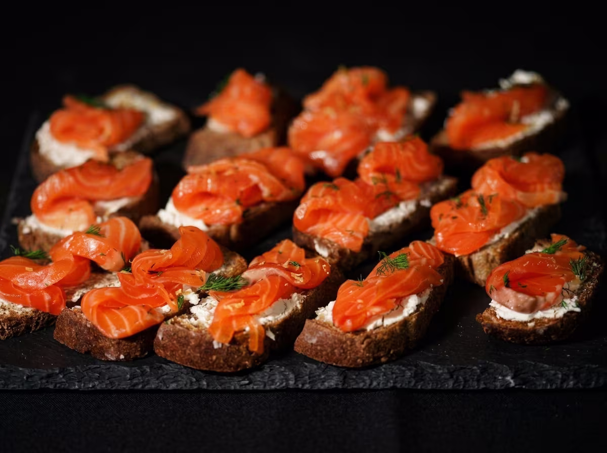 Брускеты с красной рыбой